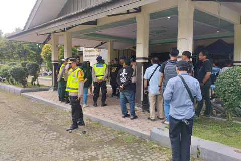 Persiapan pengamanan jelang Band Sukatani manggung di Slawi. Foto: kumparan