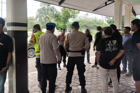 Persiapan pengamanan jelang Band Sukatani manggung di Slawi. Foto: kumparan