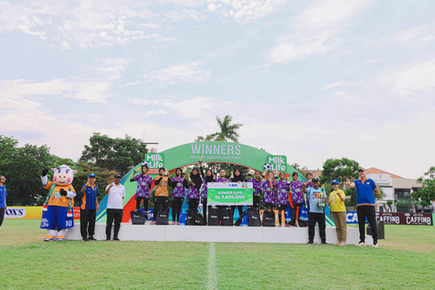 SDN Kalirungkut I/264 yang berhasil merebut gelar juara MilkLife Soccer Challenge Surabaya 2025 pada KU 12. Foto: MilkLife Soccer Challenge
