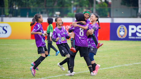 Momen selebrasi kemenangan tim KU 12 SDN Kalirungkut I/264 usai mengumpulkan tiga poin penuh saat adu penalti penentu juara MilkLife Soccer Challenge Surabaya 2025. Foto: MilkLife Soccer Challenge