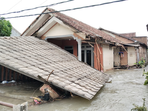 Kondisi pagar rumah warga yang berlokasi di Jalan M. Yunus, Kelurahan Tanjung Senang, Kecamatan Tanjung Senang, roboh akibat arus banjir | Foto : Eka Febriani / Lampung Geh