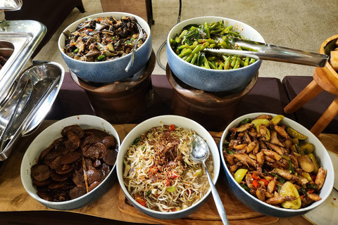 Berbagai menu khas sunda yang tersedia di Artotel Casa Kuningan yang disajikan sebagai salah satu menu buka puasa. Foto: Ela Nurlaela/kumparan