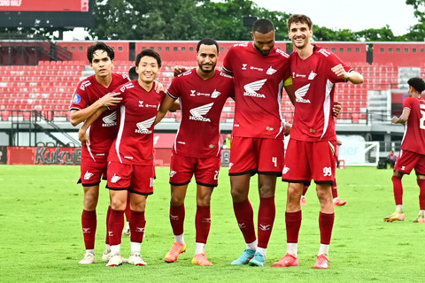 Selebrasi pemain PSM Makassar usai mencetak gol ke gawang Persija Jakarta Ryo Matsumura pada pertandingan Liga 1 di Stadion Kapten I Wayan Dipta, Gianyar, Bali, Minggu (23/2/2025). Foto: Fikri Yusuf/ANTARA FOTO