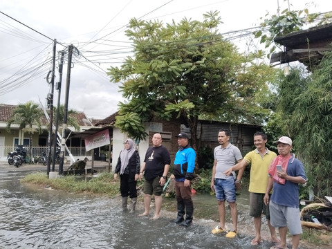 Pemerintah Kota (Pemkot) Bandar Lampung melalui Badan Penanggulangan Bencana Daerah (BPBD), Dinas PU dan Dinas Lingkungan Hidup saat melakukan peninjauan dan pembersihan sampah di lokasi banjir Kecamatan Tanjung Senang | Foto : Eka Febriani / Lampung Geh