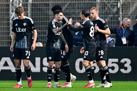 Selebrasi pemain Como usai mencetak gol ke gawang Napoli pada pertandingan Liga Italia di Stadio Giuseppe Sinigaglia, Como, Italia, Minggu (23/2/2025). Foto: Daniele Mascolo/REUTERS