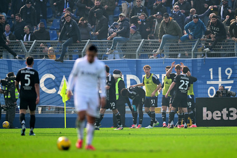 Selebrasi pemain Como usai mencetak gol ke gawang Napoli pada pertandingan Liga Italia di Stadio Giuseppe Sinigaglia, Como, Italia, Minggu (23/2/2025). Foto: Daniele Mascolo/REUTERS