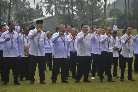 Sejumlah kepala daerah peserta retret meneriakkan yel yel saat apel pagi di Lapangan Lembah Tidar Kompleks Akademi Militer Magelang, Jawa Tengah, Senin (24/2/2025). Foto: Anis Efizudin/ANTARA FOTO