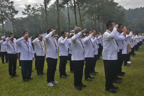 Sejumlah kepala daerah peserta retret mengikuti apel pagi di Lapangan Lembah Tidar Kompleks Akademi Militer Magelang, Jawa Tengah, Senin (24/2/2025). Foto: Anis Efizudin/ANTARA FOTO