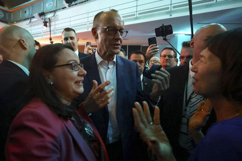 Kandidat kanselir konservatif Jerman dan pemimpin partai Christian Democratic Union (CDU) Friedrich Merz berbicara dengan istrinya Charlotte Merz setelah hasil exit poll diumumkan untuk pemilihan umum 2025, di Berlin, Jerman, Minggu (23/2/2025). Foto: Stefanie Loos/AFP