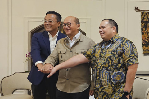 Dony Oskaria menempati jabatan sebagai Chief Operating Officer Danantara (kiri), Menteri Investasi dan Hilirisasi Rosan Roeslani sebagai CEO Danantara (tengah), dan Pandu Sjahrir di kursi Chief Investment Officer atau holding investasi Danantara. Foto: kumparan