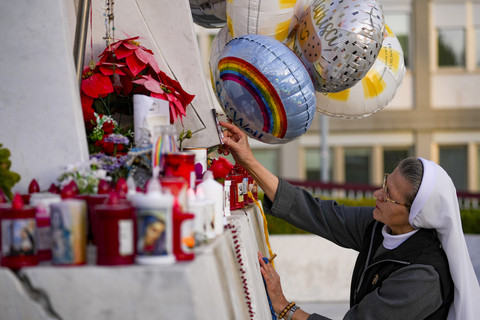 Umat Katolik panjatkan doa untuk kesembuhan Paus Fransiskus pada Minggu (23/2/2025). Foto: Andrew Medichini/AP Photo
