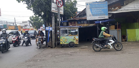 Lokasi kecelakaan beruntun di Jalan Ahmad Yani-Antapani Lama, Kiaracondong, Bandung, atau lingkungan pintu masuk Terminal Cicaheum, pada Senin (24/2/2025). Foto: Robby Bouceu/kumparan
