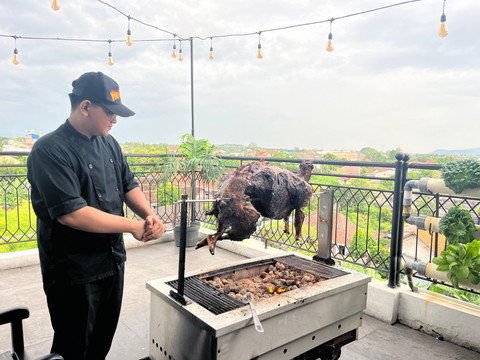 Menu kambing guling di Andro Wino Bistro, Mustika Yogyakarta Resort & Spa. Foto: Viantika/Pandangan Jogja