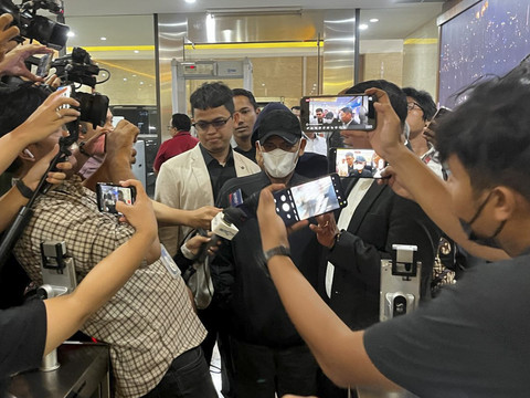 Kades Kohod Arsin memenuhi panggilan Bareskrim, Senin (24/2/2025). Foto: Rayyan Farhansyah/kumparan