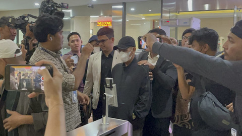 Kades Kohod Arsin memenuhi panggilan Bareskrim, Senin (24/2/2025). Foto: Rayyan Farhansyah/kumparan