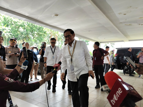 Gubernur Jakarta Pramono Anung dan Wali Kota Yogyakarta Hasto Wardoyo tiba di kompleks Akmil, Magelang untuk mengikuti retreat, Senin (24/2/2025) Foto: Arfiansyah Panji Purnandaru/kumparan