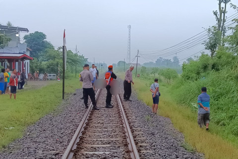 Petugas mengevakuasi wanita bernama Sutrianik tewas tertabrak kereta api di Desa Gilang, Kecamatan Ngunut, Kabupaten Tulungagung, Senin (24/2/2025). Foto: Polres Tulungagung