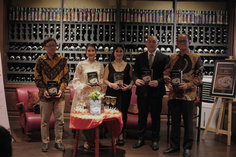 Tertarik dengan Mutiara, Rinda Puspasari Tulis Buku Bertemu Mutiara, Indonesia