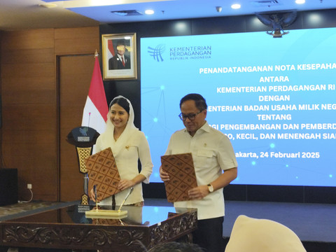 Wakil Menteri BUMN Kartiko Wirdjoatmodjo dan Wakil Menteri Perdagangan Dyah Roro Esti Widya Putri dalam seremonial penandatanganan nota kesepahaman antara Kementerian Perdagangan dan Kementerian BUMN, di Kantor Kemendag, Jakarta, Senin (24/2/2025). Foto: Widya Islamiati/kumparan