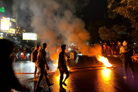 Demo #IndonesiaGelap di Kota Makassar, Sulawesi Selatan, masih berlangsung hingga malam hari, Senin (24/2/2025). Foto: Dok. Istimewa