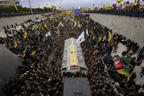 Massa mengikuti upacara pemakaman umum untuk mendiang pemimpin Hizbullah Hassan Nasrallah dan Hashem Safieddine di Beirut, Lebanon (23/2/2025). Foto: Mohammed Yassin/REUTERS