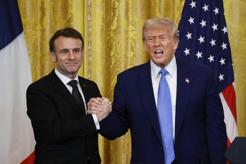 Presiden Amerika Serikat Donald Trump berjabat tangan dengan Presiden Prancis Emmanuel Macron saat pertemuan delegasi Amerika Serikat dengan Prancis di Gedung Putih, Amerika Serikat, Senin (24/2/2025). Foto: Ludovic Marin/AFP