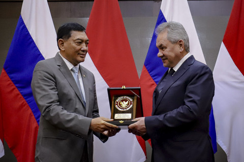 Menteri Pertahanan RI Sjafrie Sjamsoeddin memberikan cinderamata kepada Sekretaris Dewan Keamanan Federasi Rusia, Sergei Shoigu saat kunjungan kenegaraan di Kementerian Pertahanan, Jakarta, Selasa (25/2/2025). Foto: Jamal Ramadhan/kumparan