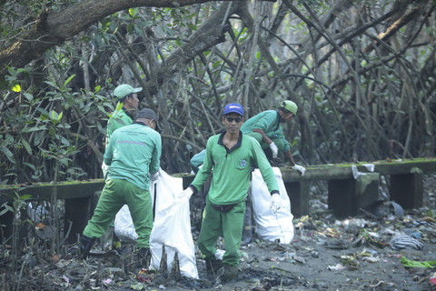 Kerja bakti di Sungai Suwung Tahura Mangrove Ngurah Rai, Selasa (25/2/2025). Foto: Dok. Kemensos