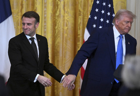 Presiden Amerika Serikat Donald Trump bersama Presiden Prancis Emmanuel Macron berjalan keluar usai menyampaikan keterangan pers saat pertemuan delegasi Amerika Serikat dengan Prancis di Gedung Putih, Amerika Serikat, Senin (24/2/2025). Foto: Roberto SCHMIDT/AFP