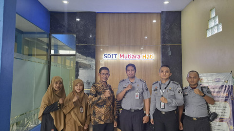 Tim Kanwil KemenHAM kunjungi SDIT Mutiara Hati terkait pemecatan personel band Sukatani, Novi. Foto: Dok. KemenHAM