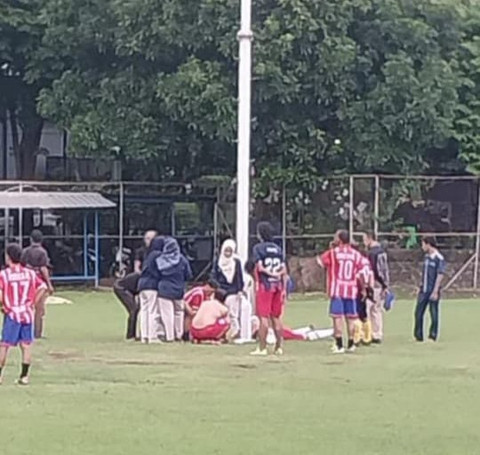 Bejo Sugiantoro ambruk saat main sepak bola, Selasa (25/2) sore. Foto: Istimewa 