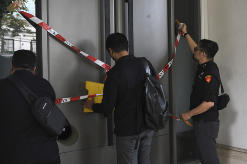Sejumlah penyidik Kejaksaan Agung membuka segel kediaman pengusaha Muhammad Riza Chalid untuk proses penggeledahan di Jalan Jenggala II, Kebayoran Baru, Jakarta Selatan, Selasa (25/2/2025). Foto: Fakhri Hermansyah/ANTARA FOTO