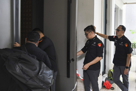 Sejumlah penyidik Kejaksaan Agung membuka segel kediaman pengusaha Muhammad Riza Chalid untuk proses penggeledahan di Jalan Jenggala II, Kebayoran Baru, Jakarta Selatan, Selasa (25/2/2025). Foto: Fakhri Hermansyah/ANTARA FOTO