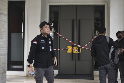 Sejumlah penyidik Kejaksaan Agung mendatangi kediaman pengusaha Muhammad Riza Chalid yang disegel di Jalan Jenggala II, Kebayoran Baru, Jakarta Selatan, Selasa (25/2/2025). Foto: Fakhri Hermansyah/ANTARA FOTO