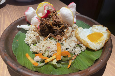 Menu Nasi Goreng Iga Kolaborasi The People's Cafe dan Chef Lord Adi. Foto: Salsha Okta Fairuz/kumparan