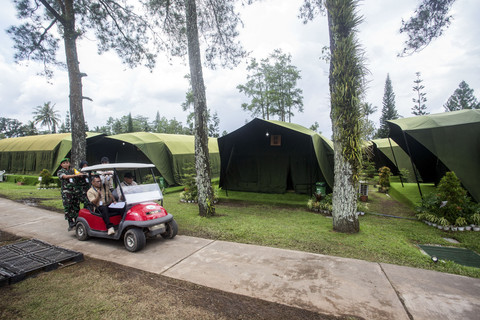 Pengemudi mobil buggy melintas saat retret kepala daerah di Akademi Militer, Magelang, Jawa Tengah, Selasa (25/2/2025). Foto: Devi Rahman/AFP