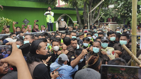 Bentrok antara warga RT 1 dan RT 2 dengan aparat dari kepolisian hingga satpol PP di Jalan Satria I, Kecamatan Grogol Petamburan, Jakarta Barat. Foto: Rachmadi Rasyad/kumparan