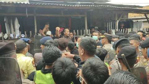 Bentrok saat pengosongan rumah di Jalan Satria I, Grogol Petamburan, Jakarta Barat, Rabu (26/2/2025). Foto: Rachmadi Rasyad/kumparan