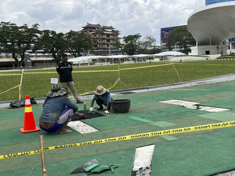 Penampakan Lapangan Merdeka, Kota Medan, yang dipasangi garis pembatas lantaran rusak usai seminggu diresmikan. Foto: Tri Vosa/kumparan