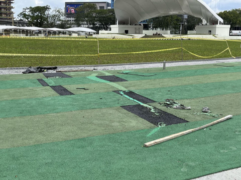 Penampakan Lapangan Merdeka, Kota Medan, yang dipasangi garis pembatas lantaran rusak usai seminggu diresmikan. Foto: Tri Vosa/kumparan