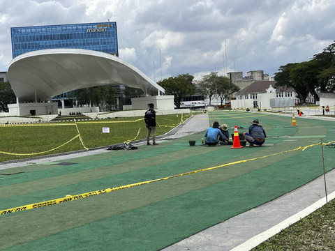 Penampakan Lapangan Merdeka, Kota Medan, yang dipasangi garis pembatas lantaran rusak usai seminggu diresmikan. Foto: Tri Vosa/kumparan