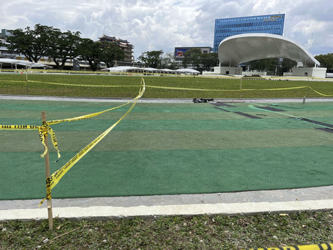 Penampakan Lapangan Merdeka, Kota Medan, yang dipasangi garis pembatas lantaran rusak usai seminggu diresmikan. Foto: Tri Vosa/kumparan