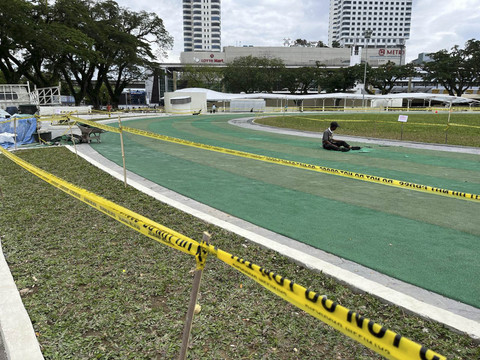 Penampakan Lapangan Merdeka, Kota Medan, yang dipasangi garis pembatas lantaran rusak usai seminggu diresmikan. Foto: Tri Vosa/kumparan