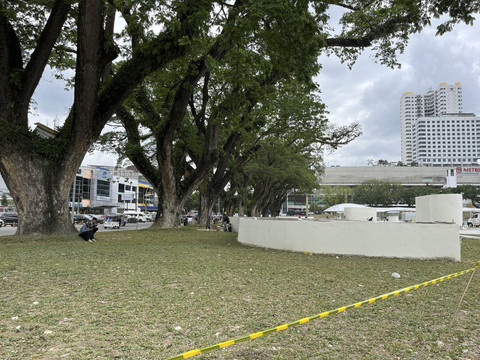 Penampakan Lapangan Merdeka, Kota Medan, yang dipasangi garis pembatas lantaran rusak usai seminggu diresmikan. Foto: Tri Vosa/kumparan
