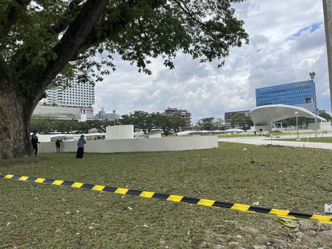Penampakan Lapangan Merdeka, Kota Medan, yang dipasangi garis pembatas lantaran rusak usai seminggu diresmikan. Foto: Tri Vosa/kumparan