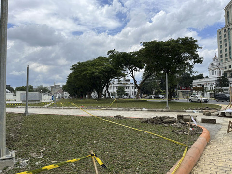 Penampakan Lapangan Merdeka, Kota Medan, yang dipasangi garis pembatas lantaran rusak usai seminggu diresmikan. Foto: Tri Vosa/kumparan