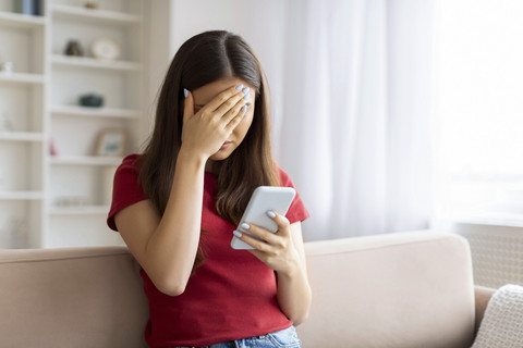 Ilustrasi perempuan menggunakan aplikasi kencan. Foto: Prostock-studio/Shutterstock