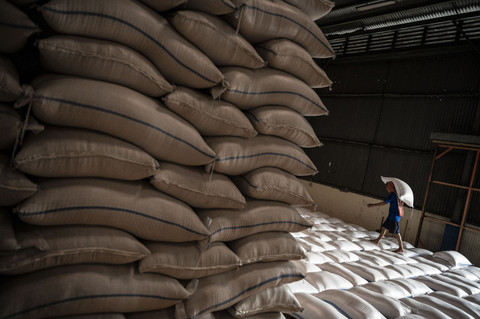 Seorang pekerja mengangkut beras di Gudang Bulog Palebon, Semarang, Jawa Tengah, Rabu (26/2/2025). Foto: Aprillio Akbar/ANTARA FOTO