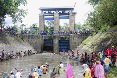 Ilustrasi mandi di Sungai. Foto: Shutterstock