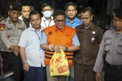 Tersangka Hasto Kristiyanto usai menjalani pemeriksaan di Gedung Merah Putih KPK, Jakarta, Rabu (26/2/2025). Foto: Iqbal Firdaus/kumparan